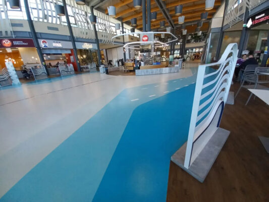Pavimenti-in-resina-e-PVC-effetto-legno-rovere-Centro-Commerciale-Levante-2-1536x1152