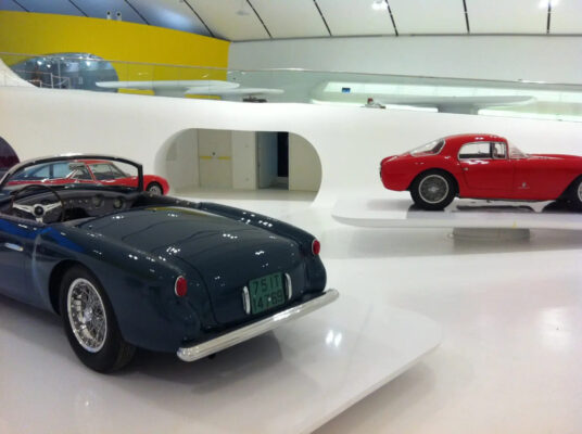 MEF-Museo-Enzo-Ferrari-pavimenti-in-resina-bianco-lucido-5-1536x1147