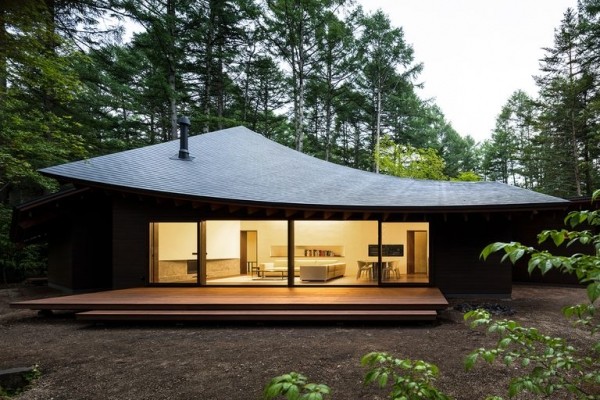 La casa che vuole essere una foglia tra i monti del Giappone