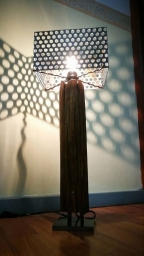 Lampada design in castagno con elementi in ferro