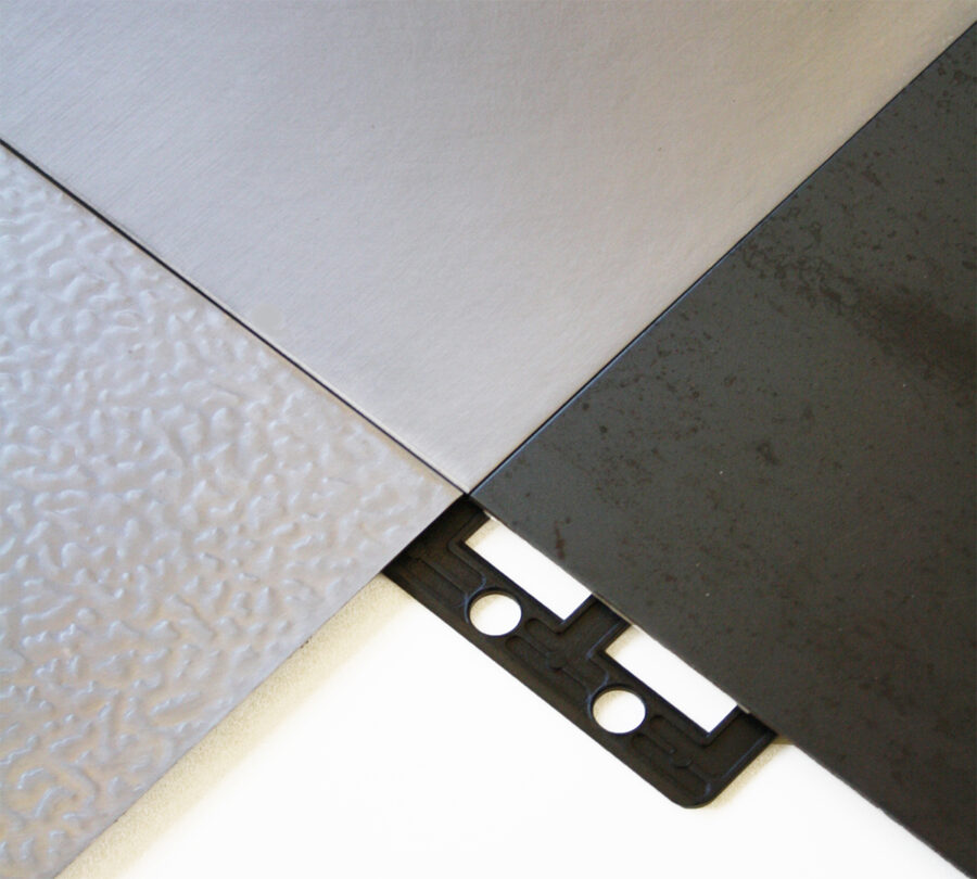 2. PL01 Invisible Floor fronte con finitura acciai goffrato liscio e calamina 1