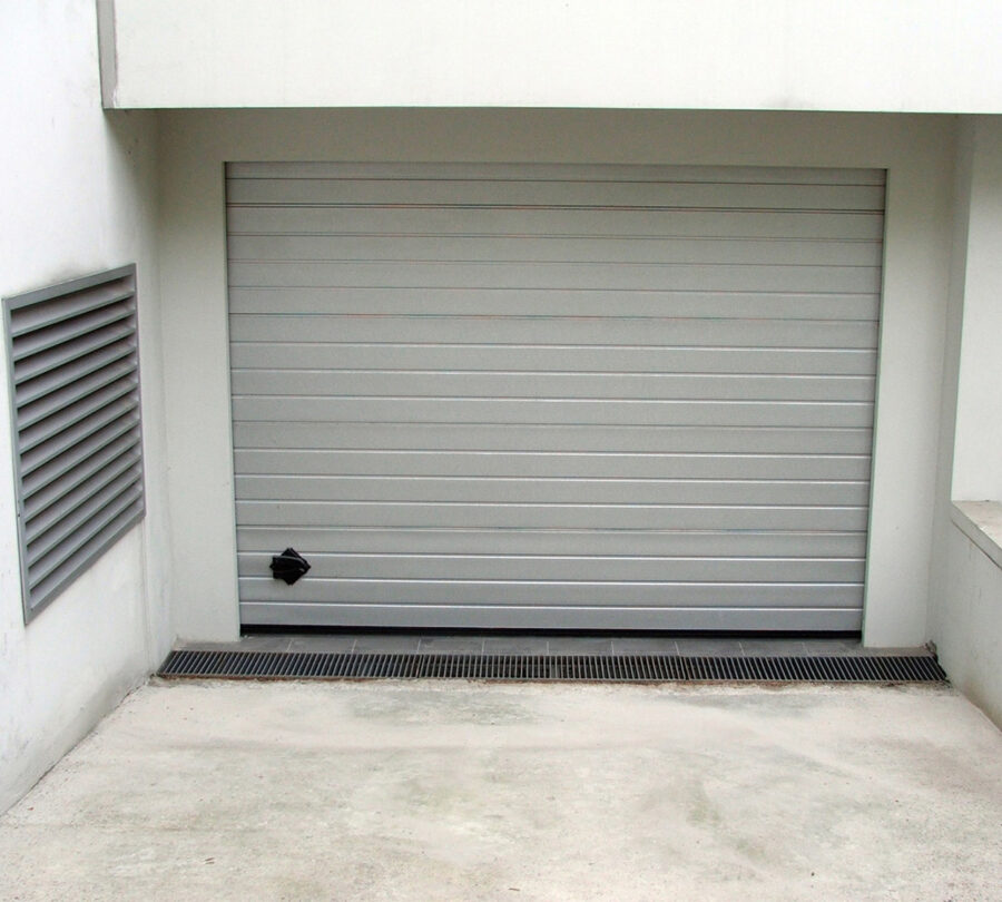 Portone-sezionale-da-garage-ARES-Stucco-girgio-RAL-9006-min