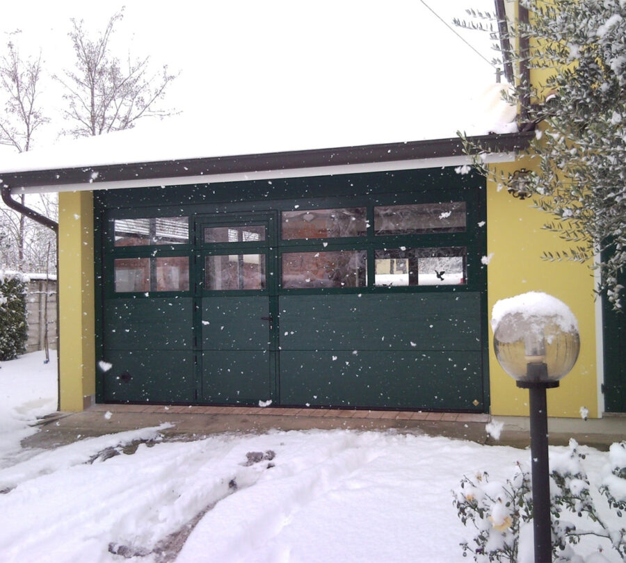 Portone-sezionale-da-garage-ARES-Woodgrain-Verde-6005-Visa-min