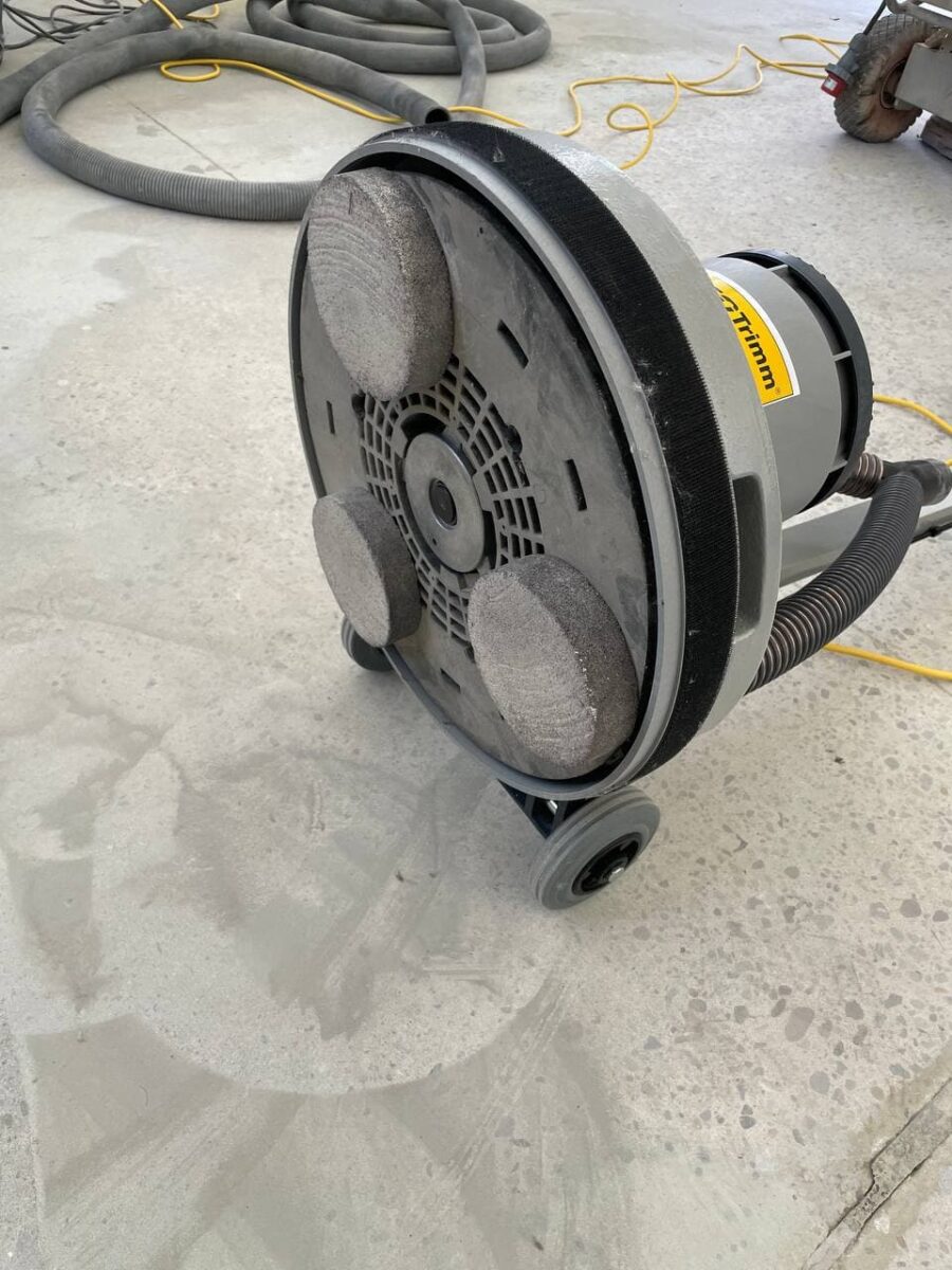 Rimozione-lattime-di-cemento-con-mole-abrasive-in-carborundum-MONOSPAZZOLE-E-CARTEGGI