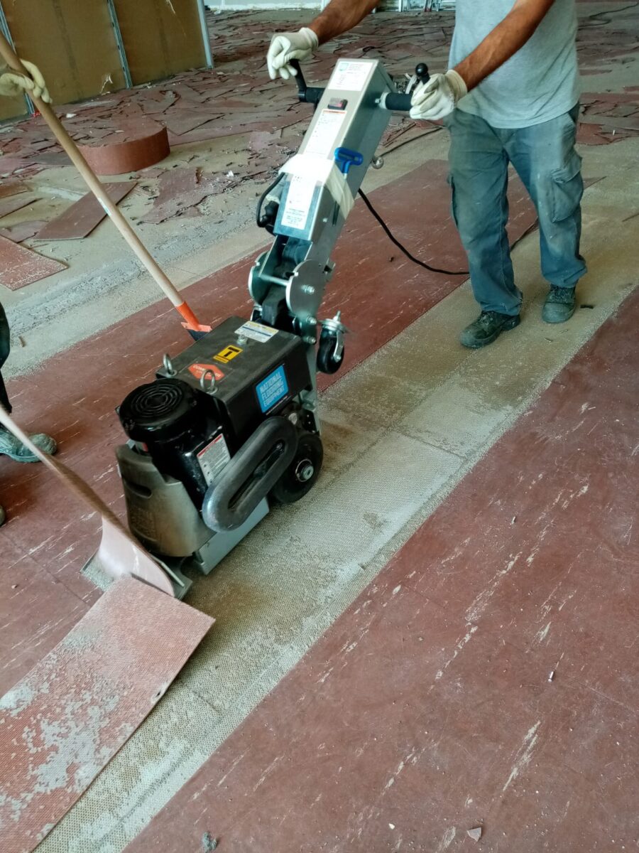 Rimozione-linoleum-con-raschiatore-COMMANDER-NF-2-LEVAMOQUETTE-E-RASCHIATORI