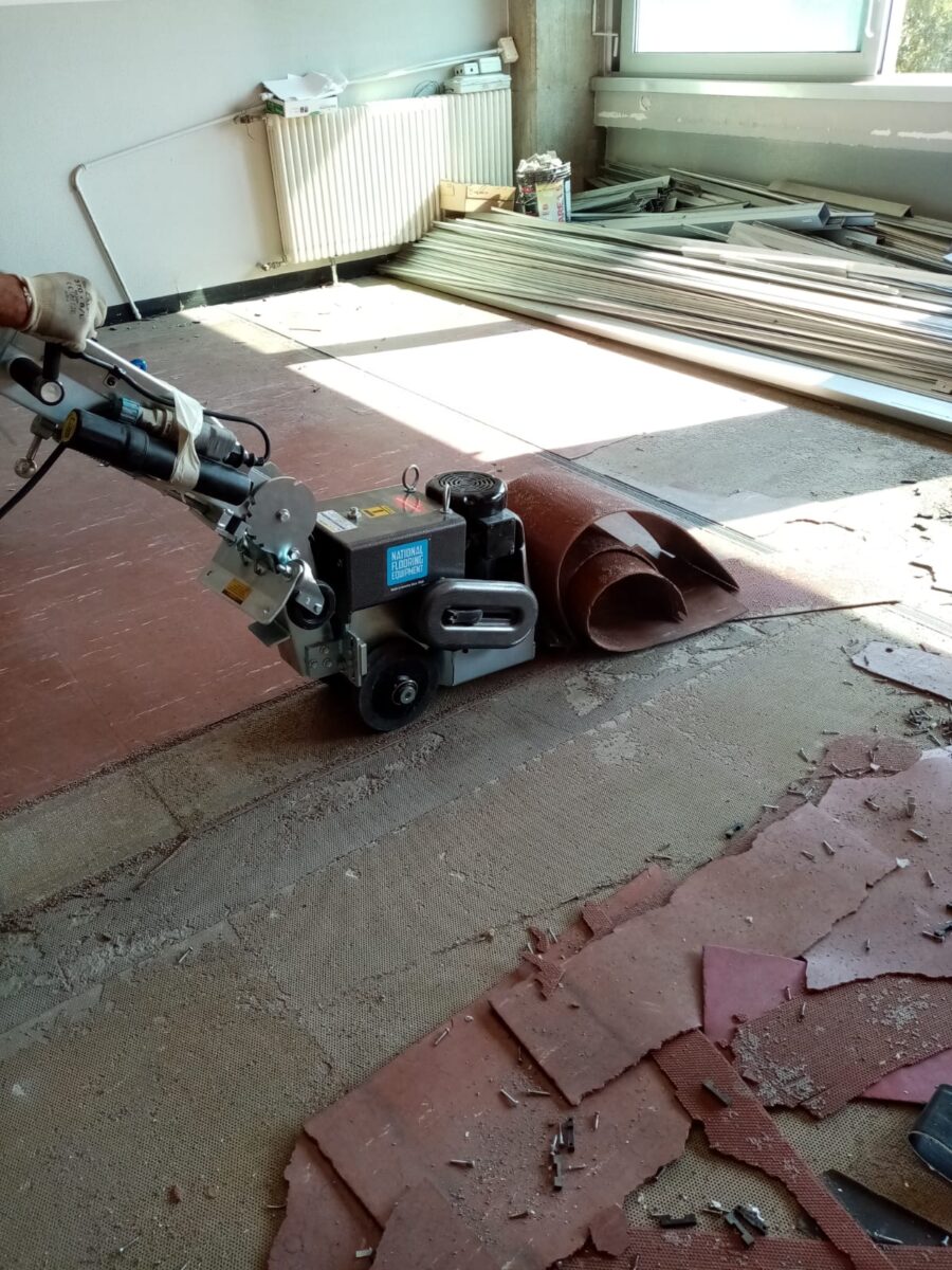 Rimozione-linoleum-con-raschiatore-COMMANDER-NF-LEVAMOQUETTE-E-RASCHIATORI