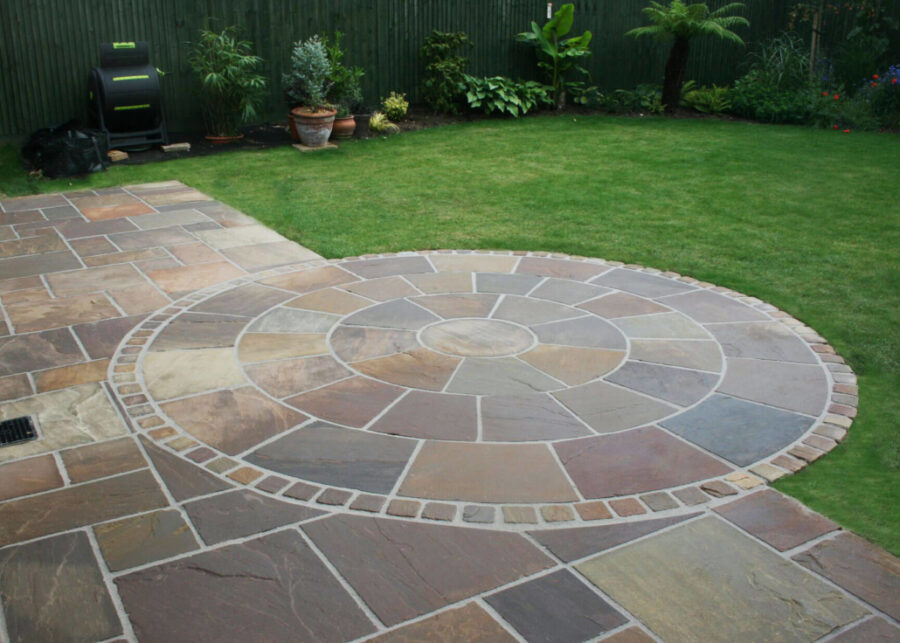 barry-autumn-brown-indian-sandstone-circle-paving-slabs-3-w-1030x736-1