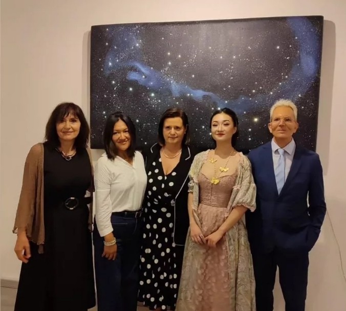 Antonia Ciampi presenta la mostra “Music + Feathers + Stars – Hope Flyght Instructions”