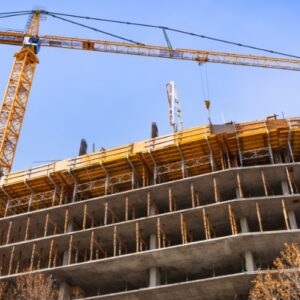 Sopraelevazioni abusive e tolleranze costruttive: il Salva Casa non riscrive il passato