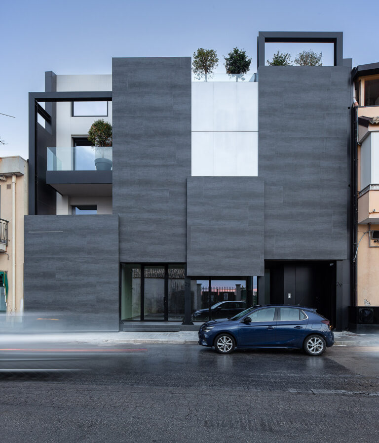 Casa N: un avveniristico progetto di architettura dinamica – (re)pulsiva in Sicilia rielabora il rapporto tra edificio, ambiente circostante e vita privata, grazie a finestre e scorrevoli in alluminio Schüco