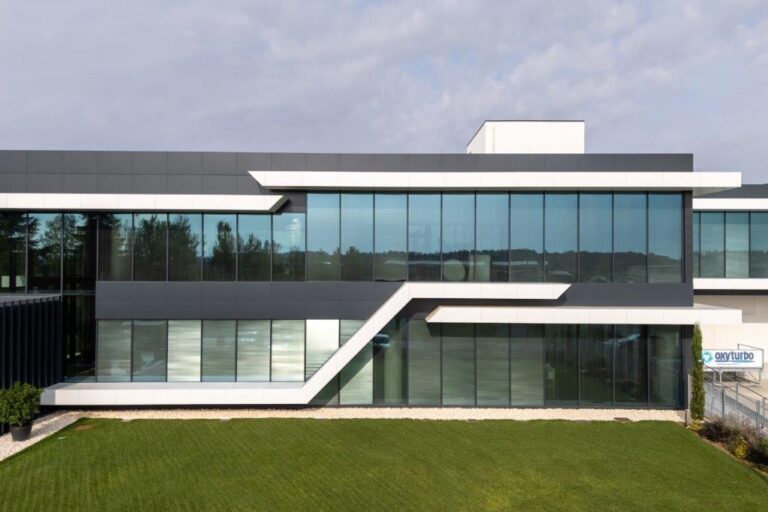 Architettura trasparente per un sistema di lavoro organico: le soluzioni in alluminio Schüco rendono la nuova sede di Oxyturbo SpA un workplace che mette il benessere delle persone al centro.