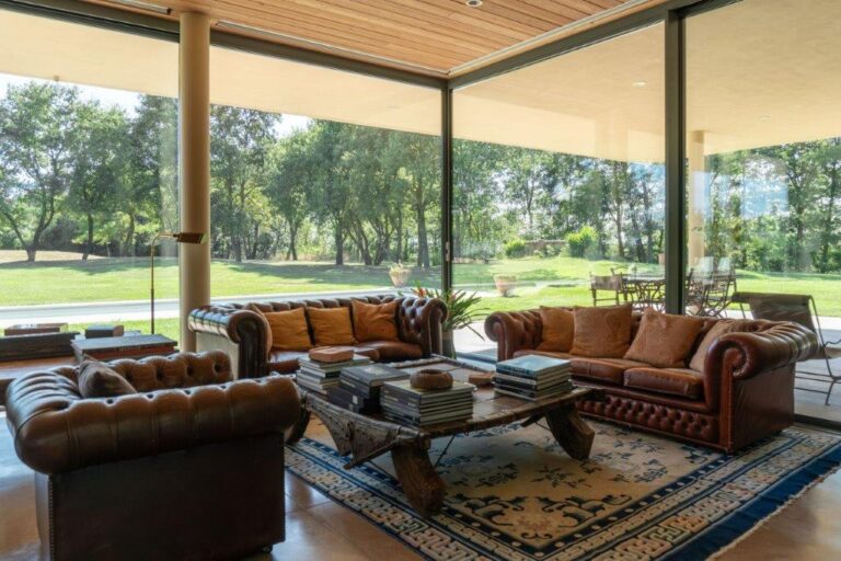 Luce, materia e paesaggio: le soluzioni in alluminio Schüco per una “casa a patio” in provincia di Parma, interpretazione contemporanea del tipico archetipo costruttivo romano