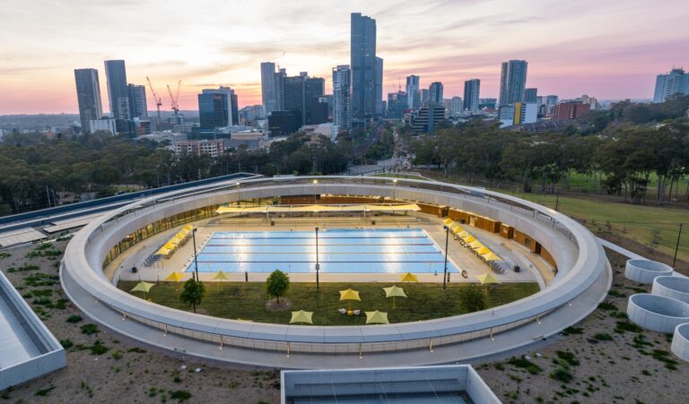 Parramatta Aquatic Centre di Sydney: un capolavoro Myrtha Pools di architettura sostenibile e nascosta nel paesaggio