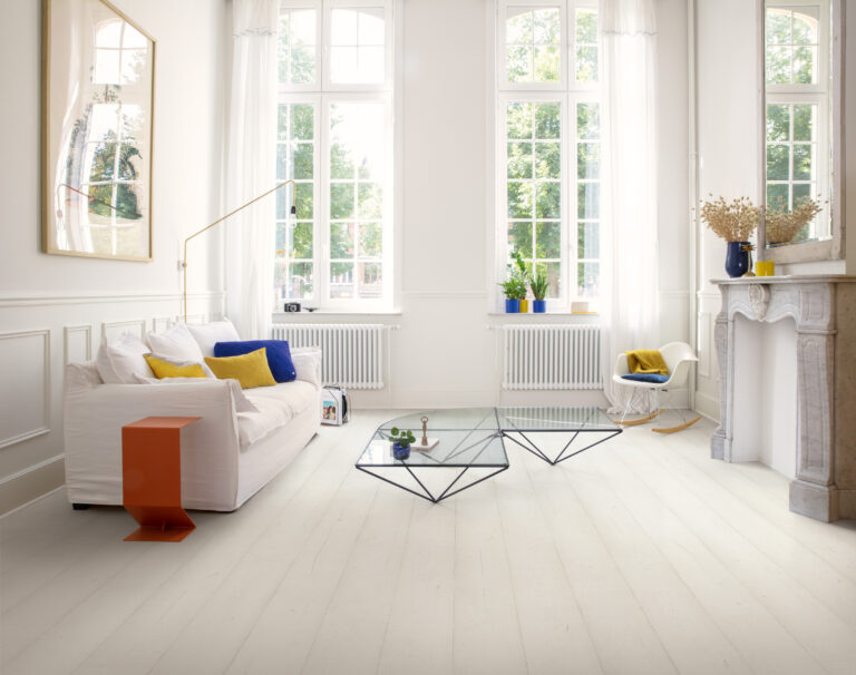 Quick-Step porta a terra il colore Pantone Cloud Dancer: quattro superfici bianche tra laminato e vinile