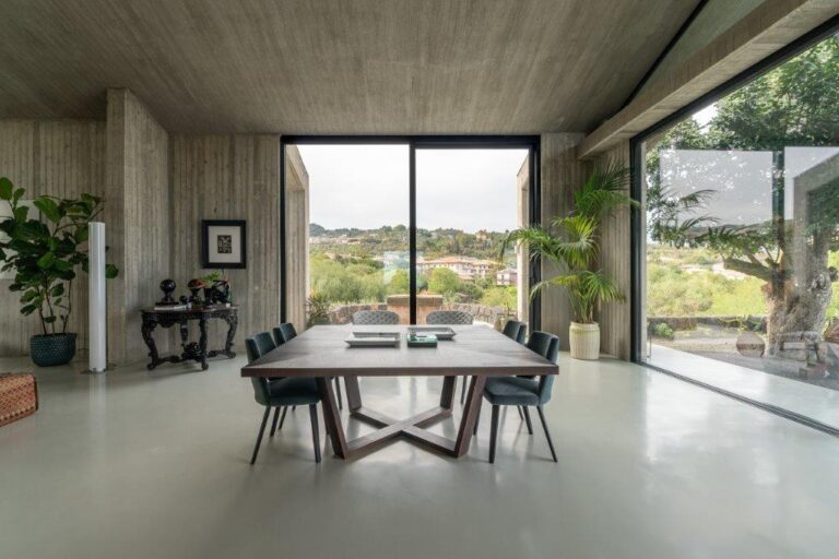 Tecnica e sensibilità artigianale: le soluzioni in alluminio Schüco come “trame di luce” per Casa A12, un’abitazione privata in provincia di Catania