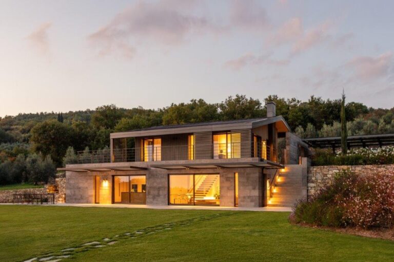 Un “sistema abitativo” coerente ed efficiente in tutti gli aspetti: le soluzioni in alluminio Schüco per un nuovo edificio residenziale alle pendici del Casentino, in Toscana