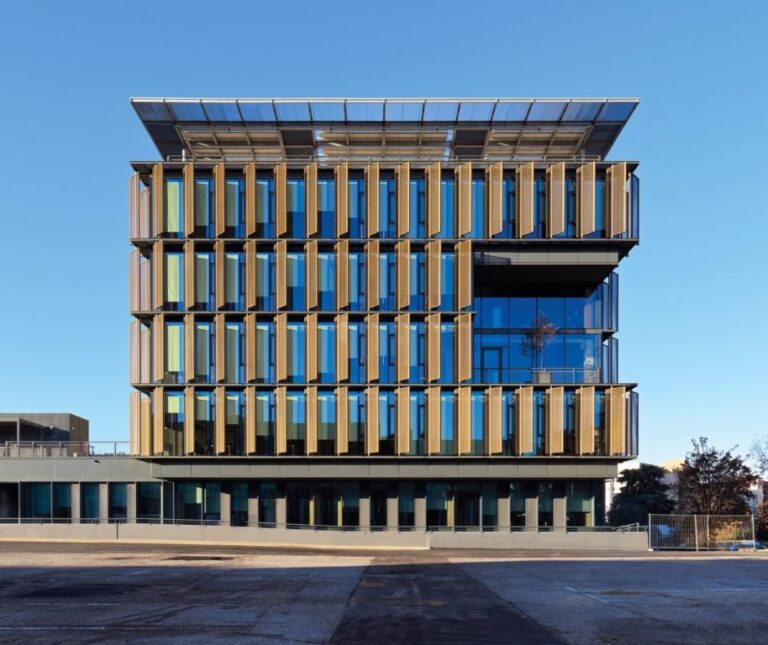 Zucchetti Village come esempio di architettura resiliente: i sistemi in alluminio Schüco rendono il nuovo quartier generale della più importante software house nazionale uno spazio di lavoro orientato al futuro