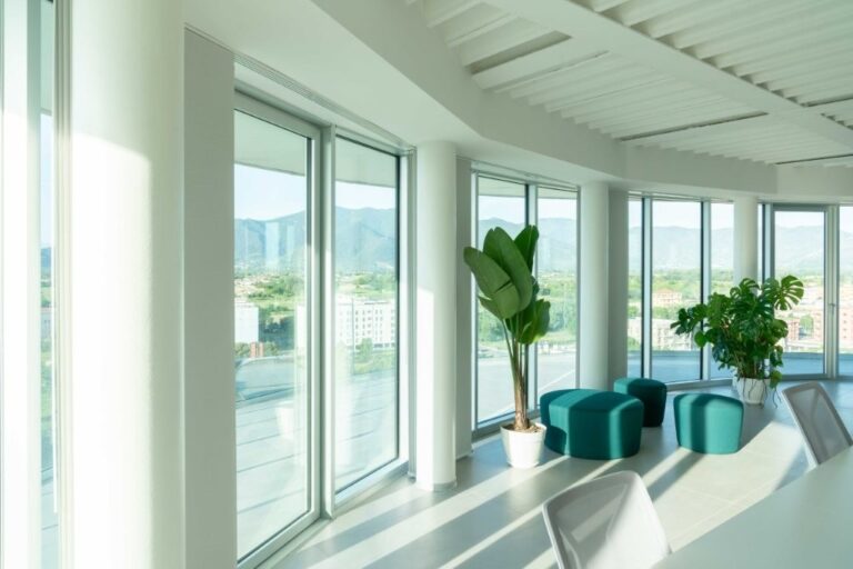 North Tower, prima Business Tower di Pisa, come modello di rigenerazione valoriale del territorio. Le soluzioni in alluminio Schüco hanno trasformato una struttura complessa in un organismo sostenibile, permeabile ed efficiente