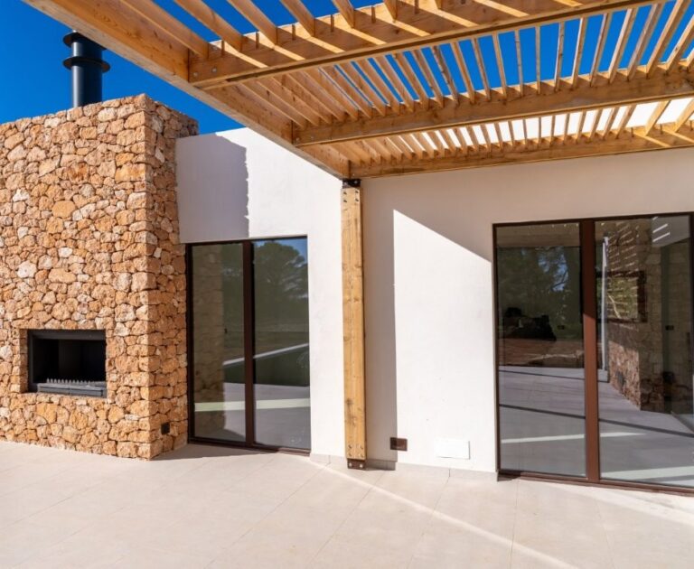 Villa Neutra a Formentera: in un continuum di luce, aria e materia, le soluzioni in alluminio Schüco trasformano la semplicità in un valore progettuale