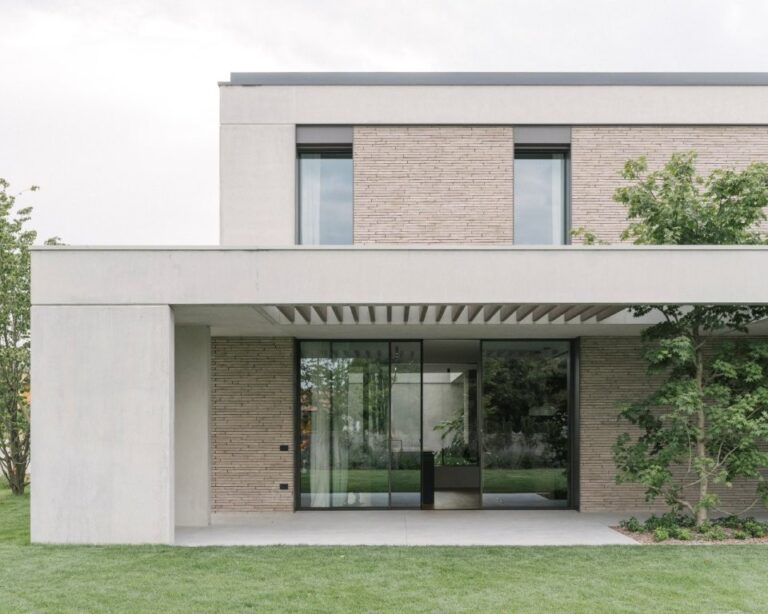 Estetica, tecnologia e benessere dialogano con il paesaggio, in provincia di Vicenza: House GM e l’architettura trasparente firmata dalle soluzioni in alluminio Schüco