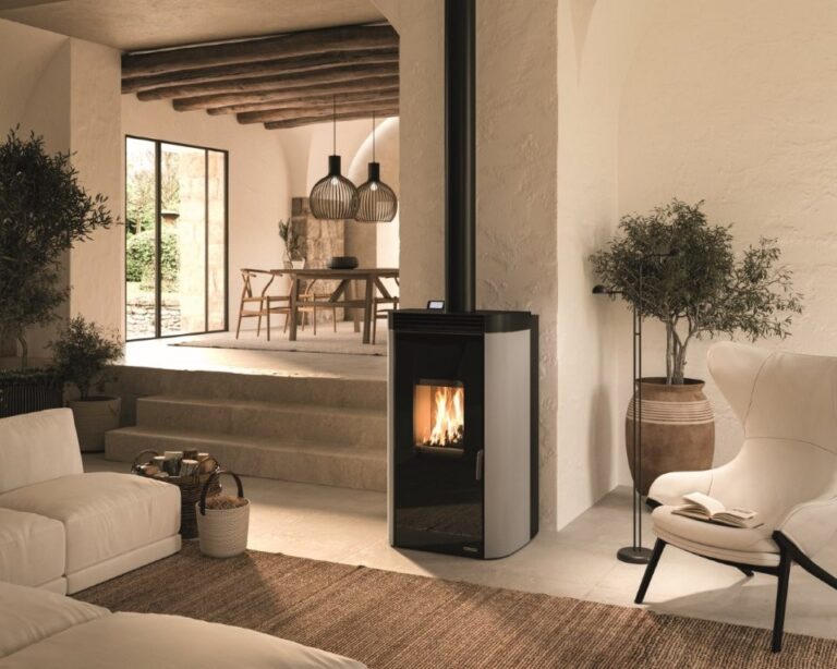 Palazzetti presenta Multifire Archie, la stufa ibrida che unisce fiamma viva, pellet e gestione smart