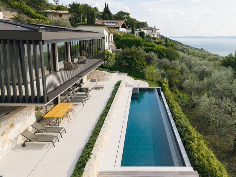 L’involucro mutevole: a Torri del Benaco (VR) la nuova piscina a sfioro firmata Piscine Castiglione nel progetto di Spazio 42
