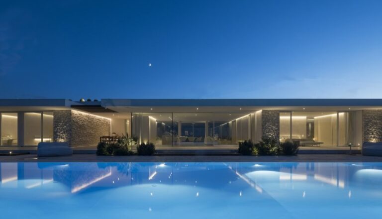 Uno spazio abitativo su misura, sospeso tra cielo e terra: le soluzioni in alluminio Schüco per Villa RMS (Mindfulness contemporary Retreat in Sicily), dove la ricerca del “bello” diventa accoglienza e quiete